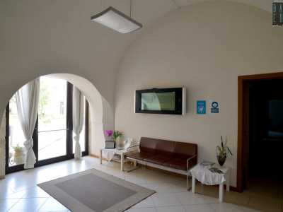Entriamo finalmente della dimora e, superato l�ingresso...